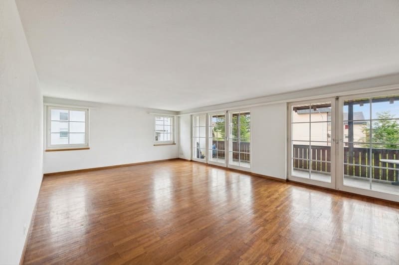 Wohn- Essbereich der 4.5-Zimmer-Wohnung im 2. OG