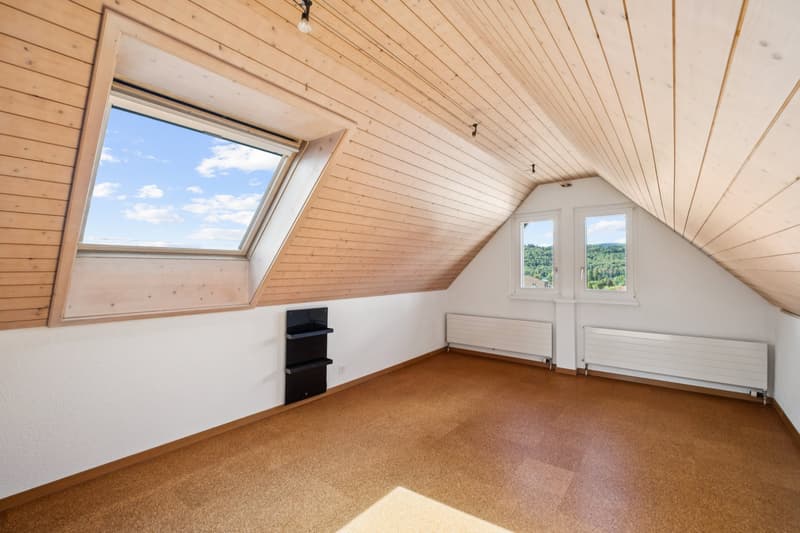 Wohnliches Dachzimmer mit natürlichem Lichteinfall