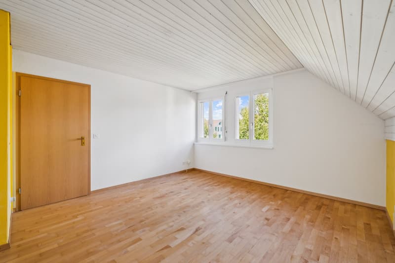 Grosszügiges Elternschlafzimmer mit viel Tageslicht und Parkettboden