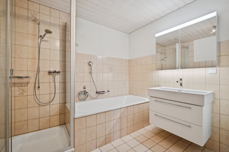 Familienfreundlicher Badkomfort mit Dusche und Badewanne
