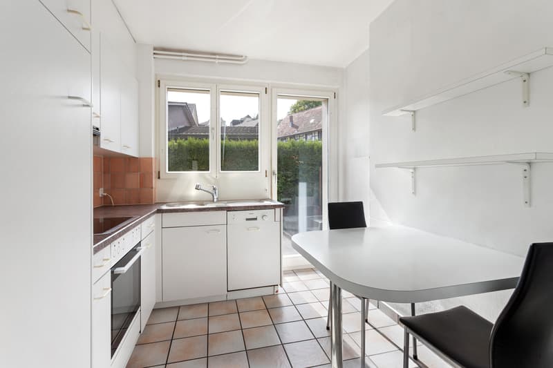 Küche mit Zugang zum Sitzplatz und weiterem Essbereich