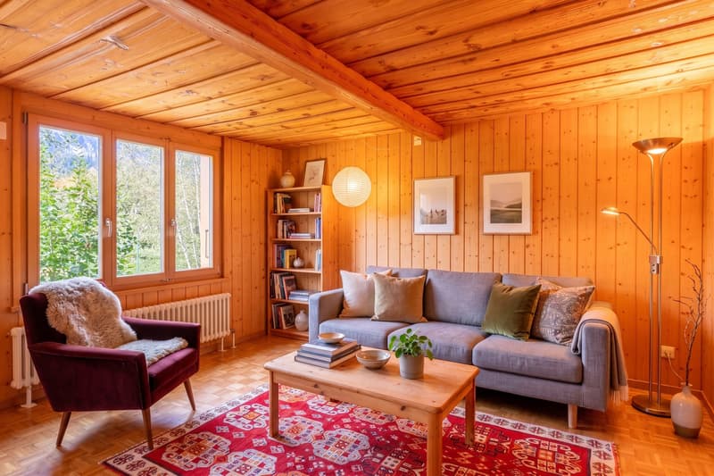 Gemütliches Wohnzimmer mit Blick ins Grüne