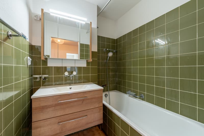 Badewanne und Lavabo