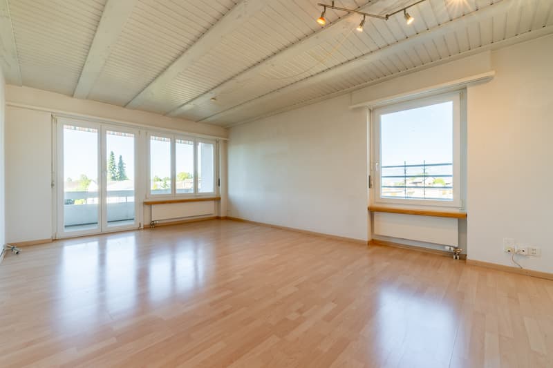 Wohnzimmer mit Zugang zum Balkon