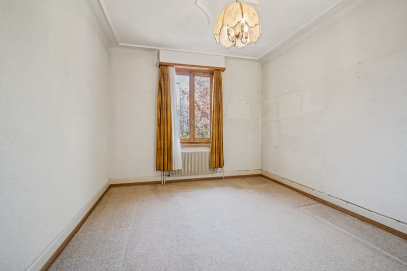 Zimmer im Erdgeschoss mit charaktervollen Stuckdecken und klassischem Charme.