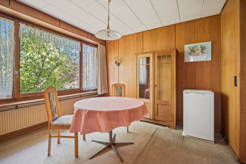 Gemütliches Esszimmer mit Blick ins Grüne.