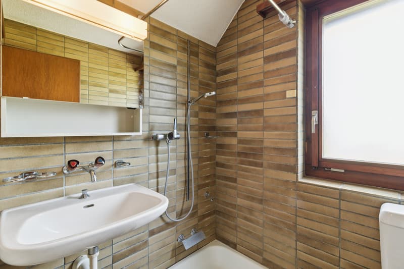 Badezimmer mit Dusche im Dachgeschoss