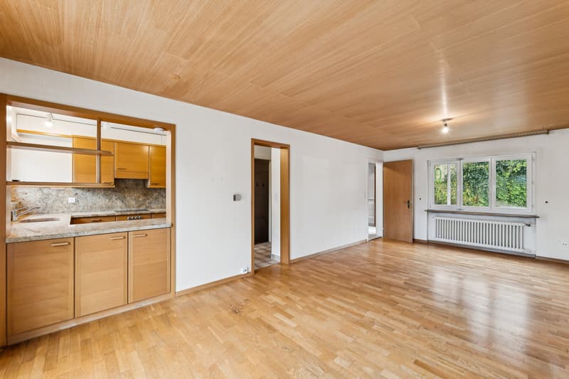 Wohn- und Esszimmer mit Blick in die Küche