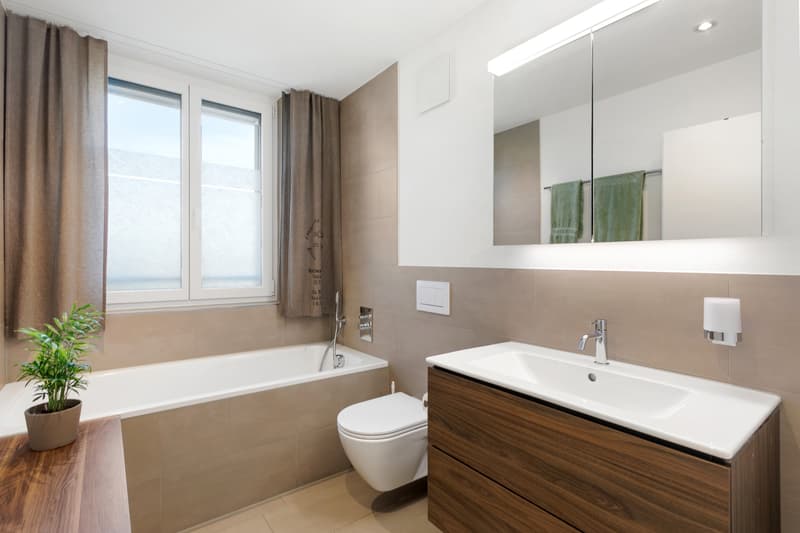 Badezimmer mit Badewanne/WC