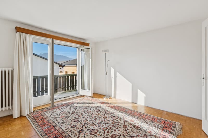 Wohnung OG: Das Zimmer verfügt über einen direkten Zugang zum Balkon, der mit seiner wunderschönen Aussicht und vielen Sonnenstunden begeistert