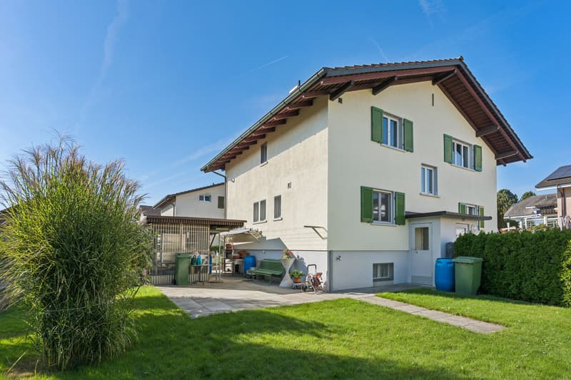 Der hintere Gartenbereich bietet viel Platz für die ganze Familie - ein Ort, an dem Gross und Klein die Natur in vollen Zügen geniessen können