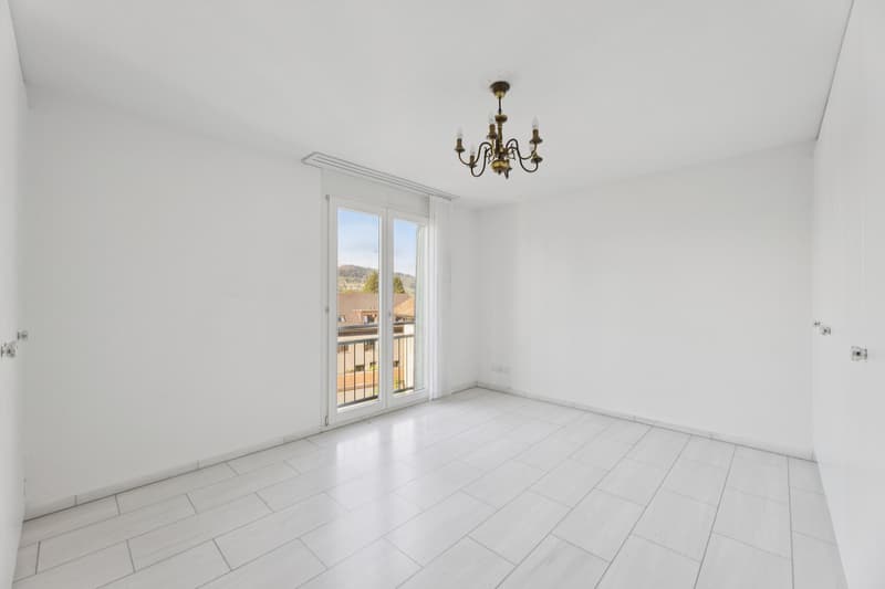 Zimmer mit vielen Einbauschränken