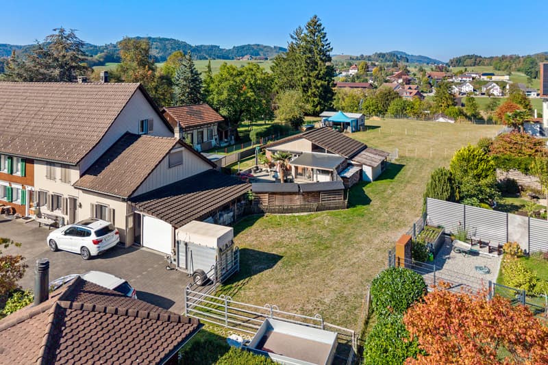 Haus mit Schopf und Garage