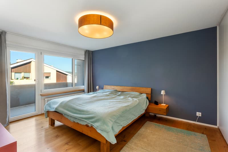 Zimmer im Obergeschoss mit Zugang zum Balkon