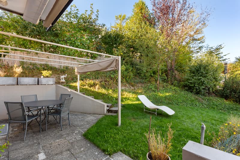 Westseitige Terrasse mit Garten