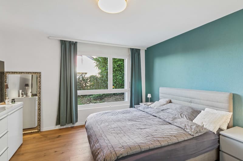 Ruhiges Zimmer mit natürlichem und behaglichem Charakter