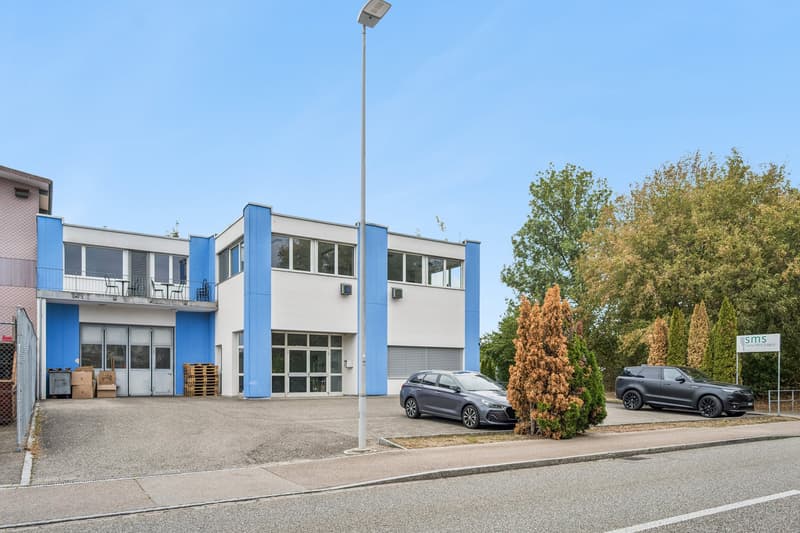 Aussenansicht mit Parkplätzen