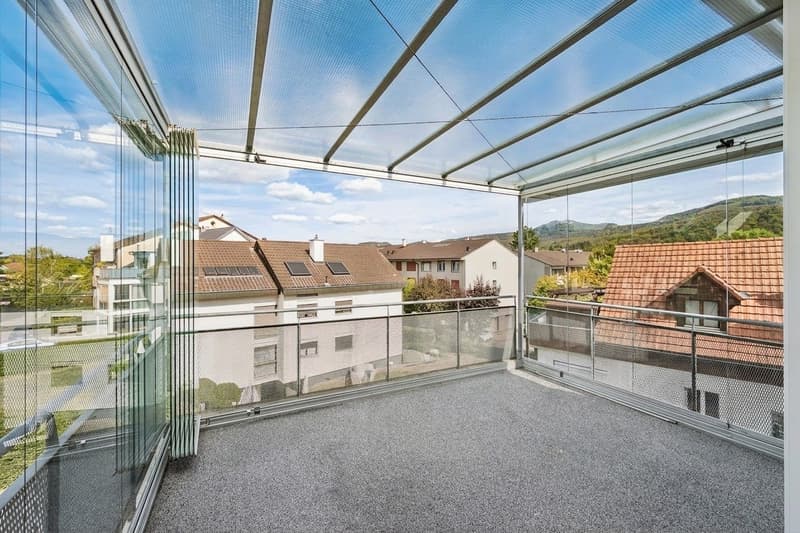 Dank der variablen Verglasung lässt sich der Balkon den persönlichen Bedürfnissen und den Wetterverhältnissen anpassen.