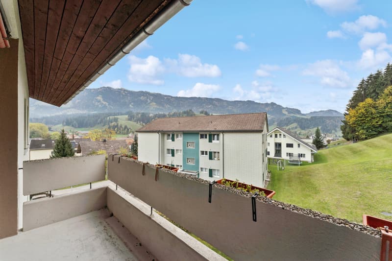 Der 6m² grosse Balkon mit südwestlicher Ausrichtung lädt zum Verweilen und Geniessen ein