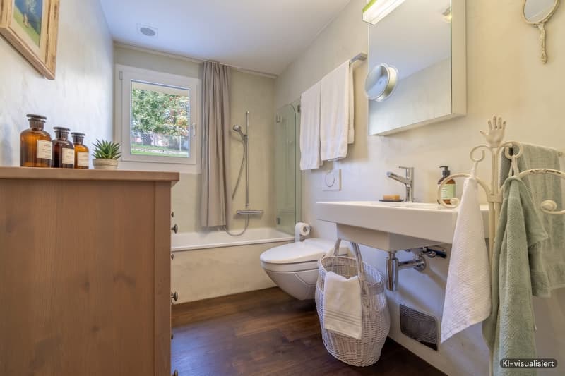 Zeitloses Badezimmer mit Badewanne und WC