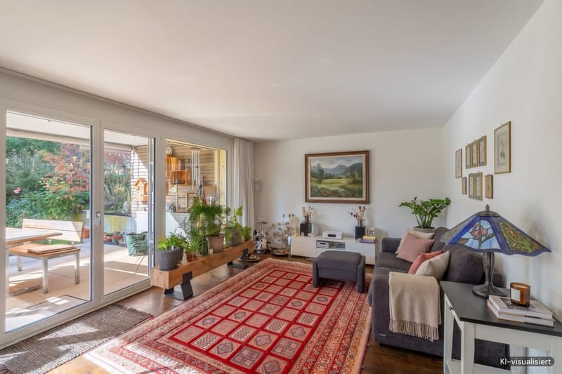 Wohnbereich mit direktem Zugang zum Sitzplatz und schönem Ausblick ins Grüne