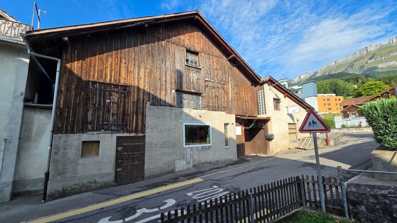 Proprietà commerciale con distilleria e potenziale di sviluppo a Gams (14)