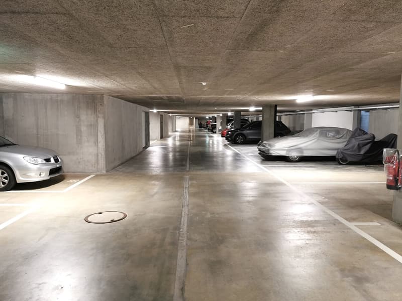 Very wide underground parking space (1)
