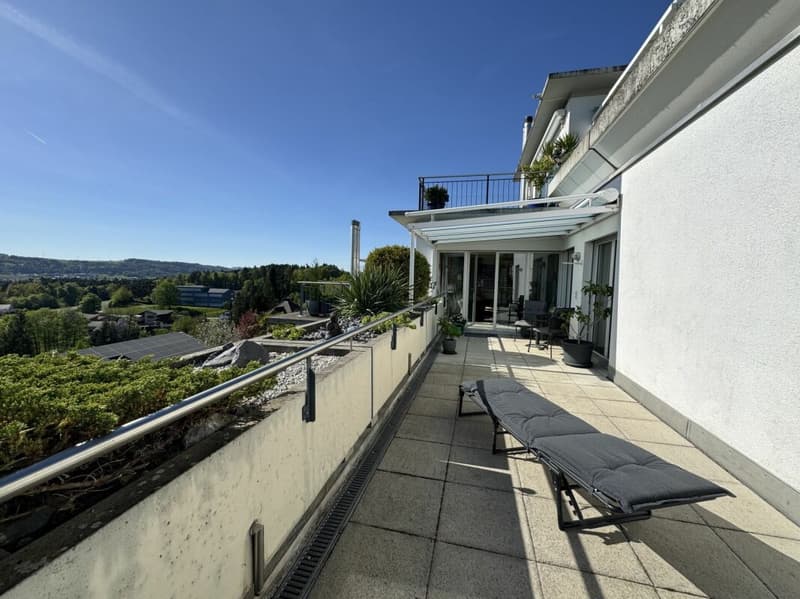 Terrassenwohnung mit beeindruckender Panoramasicht inklusive zwei Parkplätze (1)