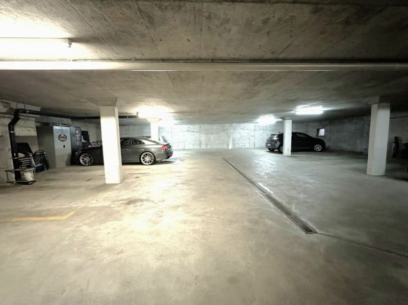 Tiefgaragenparkplatz im Herzen des Dorfes (1)