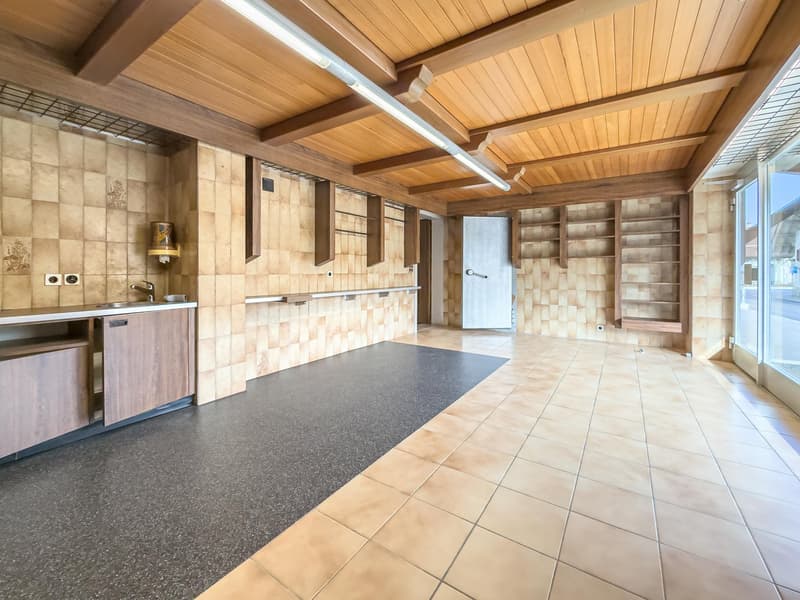 Well-maintained residential and commercial house in Melchnau for sale (7)