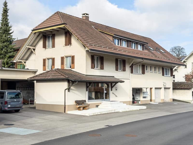 Well-maintained residential and commercial house in Melchnau for sale (1)