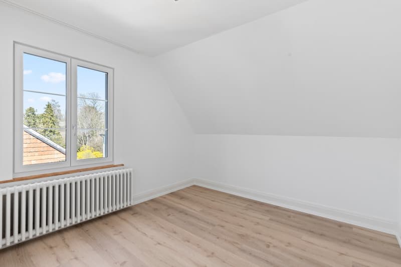 empty room, wooden floor, white walls, large window, white radiator