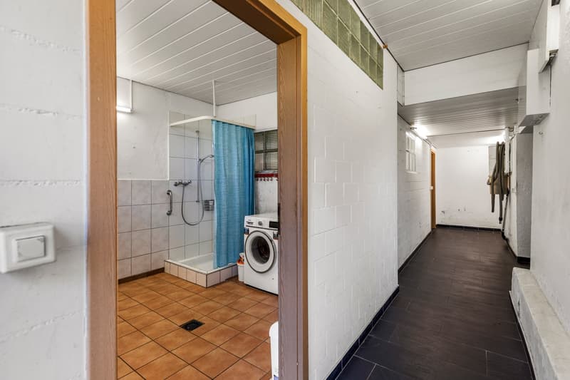 Maison d'angle avec grange, étable et jardin : potentiel de rénovation abordable à Buch SH (10)