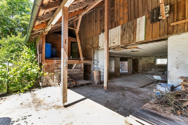 Maison d'angle avec grange, étable et jardin : potentiel de rénovation abordable à Buch SH (13)