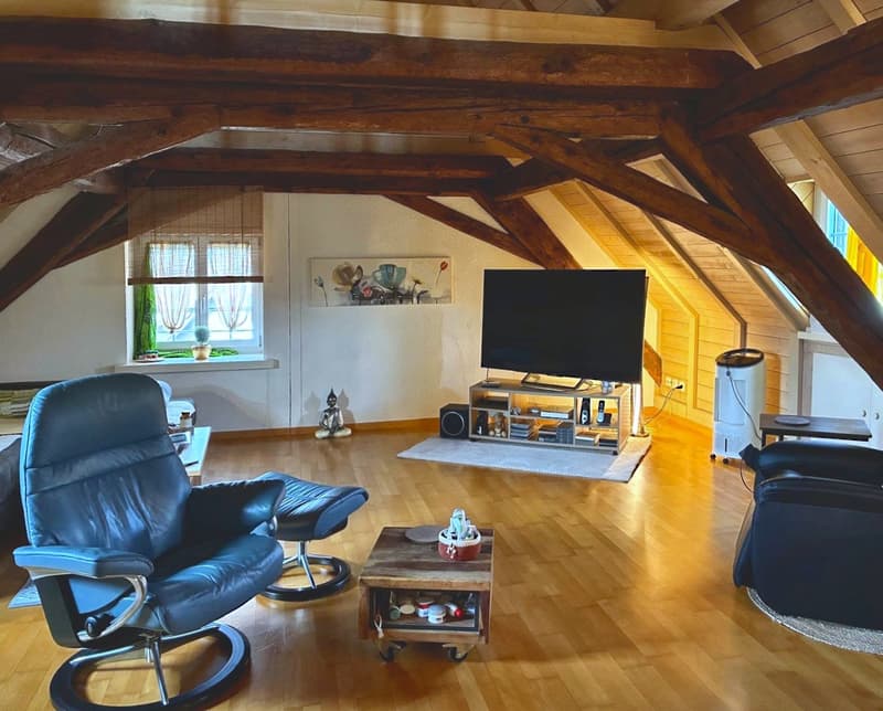 Charmante 3-Zimmer-Dachwohnung mit Sichtbalken und Schwedenofen (2)