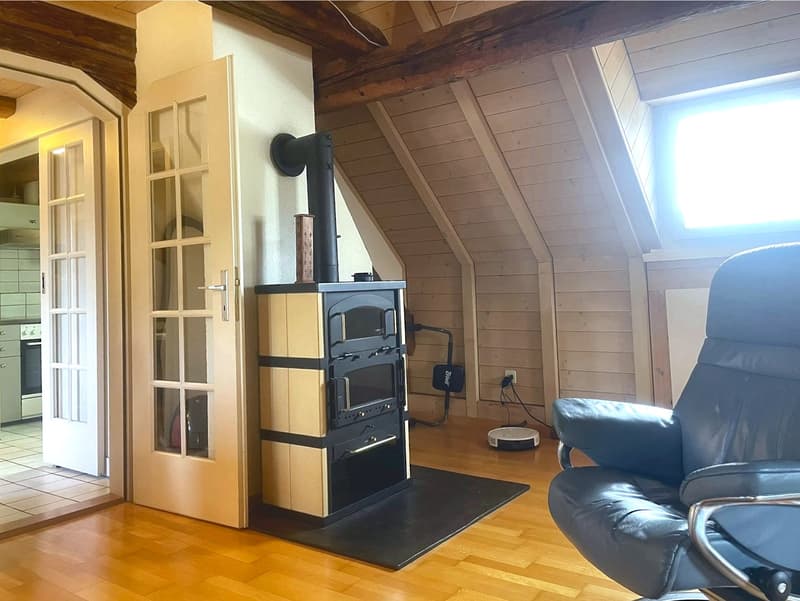 Charmante 3-Zimmer-Dachwohnung mit Sichtbalken und Schwedenofen (4)