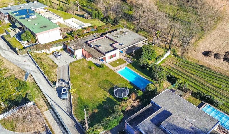 Casa unifamiliare con giardino e piscina a Coldrerio (1)