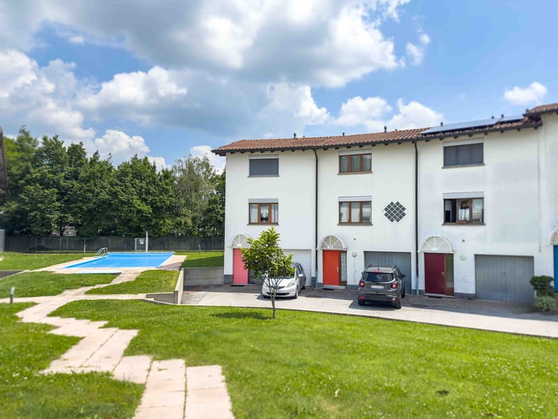 Villetta a schiera in complesso residenziale con piscina condominiale a Rancate (5)