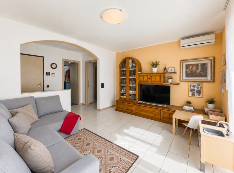 Maison bifamiliale avec grand jardin à Morbio Inferiore (6)