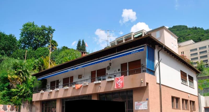 Casa con annesso un locale commerciale e un terreno complementare a Ponte Tresa (1)