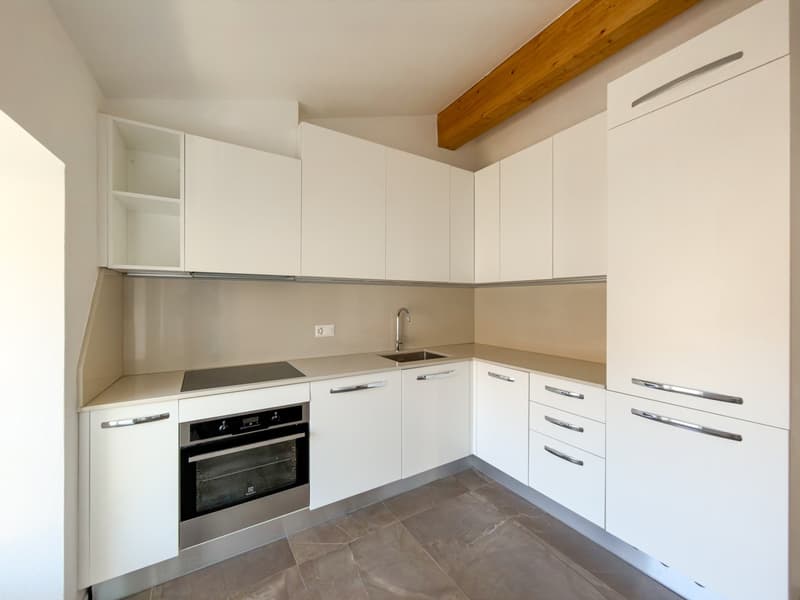 Appartement renoviert zur Miete im Herzen von Arzo (2)