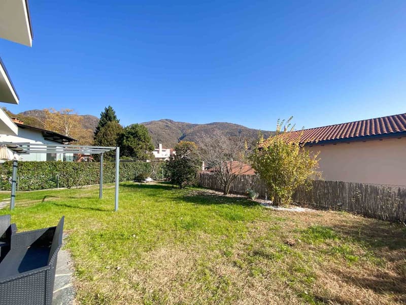 Grande maison avec jardin et vue ouverte (6)