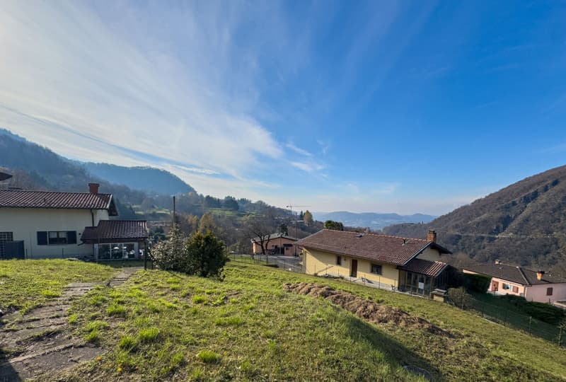 Buildable land in Caneggio with open valley view (1)