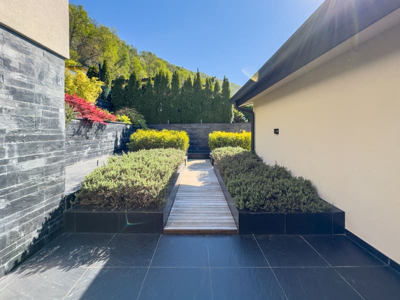 Luxurious villa with lake view, pool and dock (21)