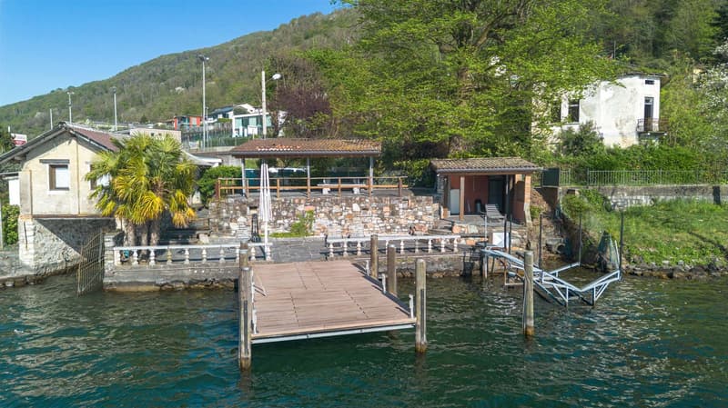 Luxurious villa with lake view, pool and dock (24)