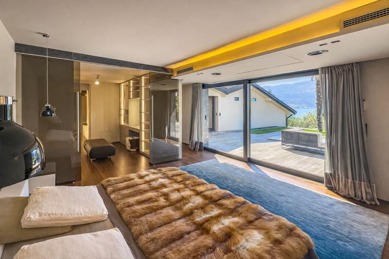 Luxurious villa with lake view, pool and dock (6)