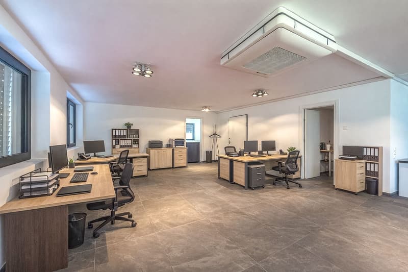 Open space office in Massagno with street front and 3 parking spaces (1)
