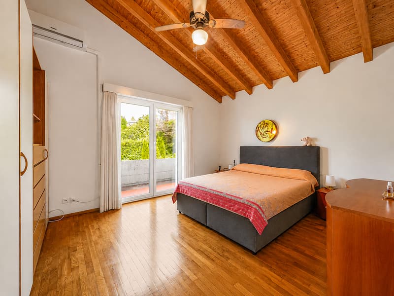 Detached house with large garden in Gentilino (10)