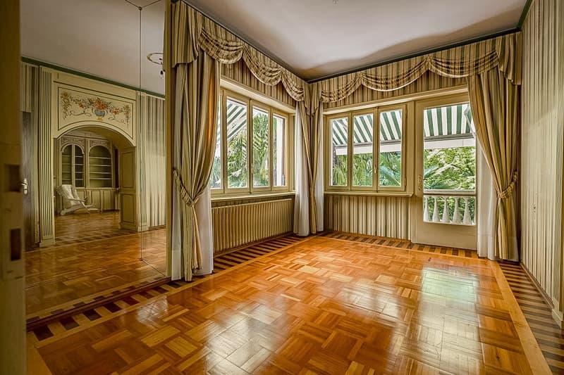 Villa with magnificent park and tennis court (2)