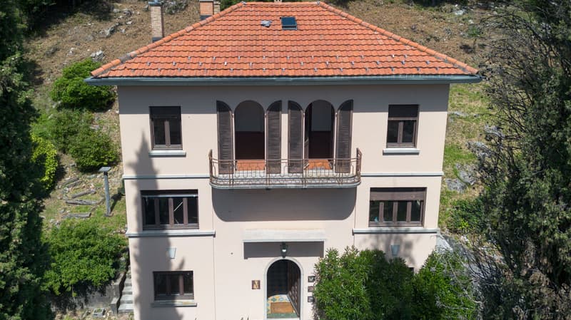 Period villa with building possibility in Arzo (1)